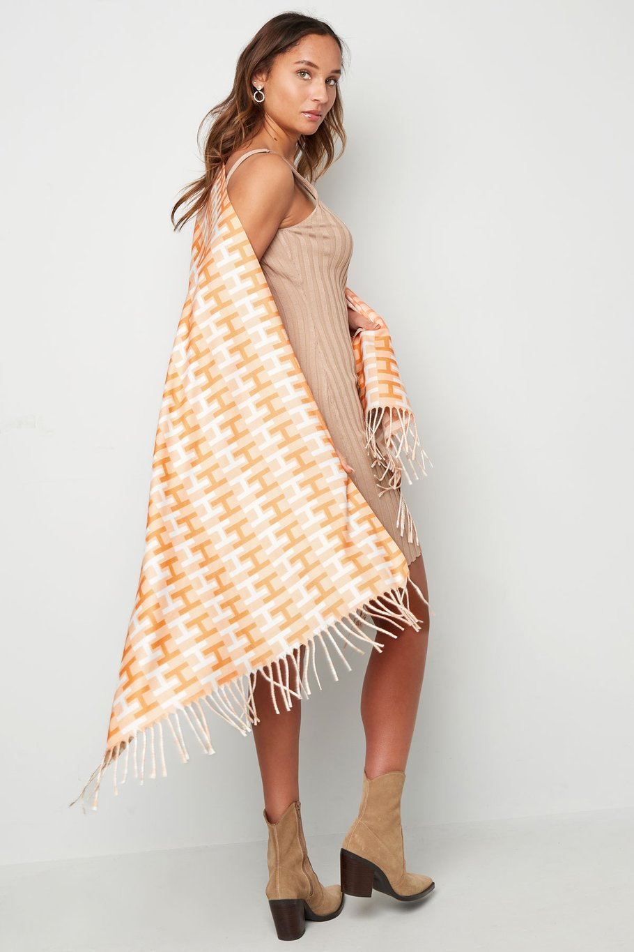 letter H scarf - Orange Picture2